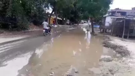 आलापुर: बंदीपुर में बैंक से लेकर बाबा साहब की प्रतिमा तक जल भराव की समस्या से जूझ रहे नागरिक,वाहन उड़ा रहे कीचड़#jansamasya