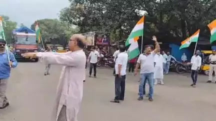 ফরিদপুর দুর্গাপুর: ল কলেজের ছাত্রীকে গণধর্ষণের প্রতিবাদে জেলা মহিলা কংগ্রেসের নেতৃত্বে রাস্তা অবরোধ দুর্গাপুর গ্যামন ব্রিজে