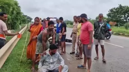 ଜଳେଶ୍ବର: ତେନ୍ତୁଳିଆ ଛକ ନିକଟରେ ବାଇକ କୁ ପଛପଟୁ ଧକ୍କା ଦେଇ ଘଟଣା ସ୍ଥଳରୁ ଚମ୍ପଟ ମାରିଲା ପିକଅପ, ଦୁଇଜଣ ଗୁରୁତରl