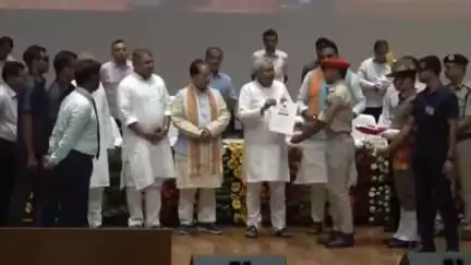 पटना ग्रामीण: पटना के बापू सभागार में मुख्यमंत्री नीतीश कुमार ने 21,391 नवनियुक्त पुलिसकर्मियों को नियुक्ति पत्र सौंपे