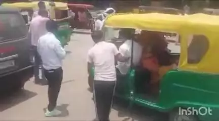 औरैया: जालौन चौराहे पर सवारी बैठाने को लेकर दो वाहन चालकों में हुई जमकर मारपीट, वीडियो हुआ वायरल, पुलिस की सतर्कता पर उठे सवाल