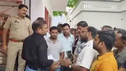 दातागंज: दातागंज नगर के सभी बीज भंडार की दुकानें बंद, SDM को सौंपा ज्ञापन