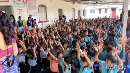 વિજાપુર: વિજાપુર લાડોલ કન્યા વિદ્યાલયખાતે શાળામાં 20 થી વધુ બાળ કન્યાઓને ધારાસભ્ય સીજે ચાવડા એ બાળકોને સન્માન સાથે પ્રવેશ કરાવ્યો
