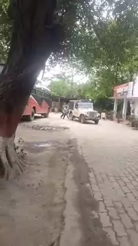 नौतन: जगदीशपुर: थाना परिसर में पुलिस जीप को धक्का मारने का वीडियो वायरल