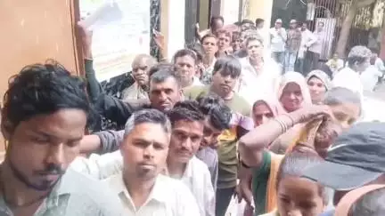 प्रतापगढ़: बारिश थमते ही किसानों की हलचल शुरू, सहकारी समिति पर बीज लेने की उमड़ी भीड़