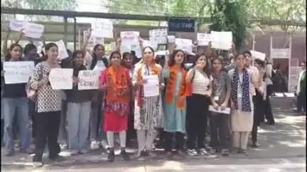 लाडपुरा: जेडीबी साइंस कॉलेज कोटा के बाहर छात्राओं ने हॉस्टल शुरू करने की मांग को लेकर किया प्रदर्शन, उग्र आंदोलन की चेतावनी दी