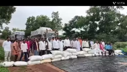 କୋଟପାଡ: ଡ଼ଙ୍ଗୀରି ଠାରେ ରାଜରାସ୍ତାକୁ ଓ଼ଲ୍ଳେହେଇଲେ ଚାଷୀ,  ମଣ୍ଡିରୁ ଧାନ ଉଠିବା ପାଇଁ ଦାବୀ  l