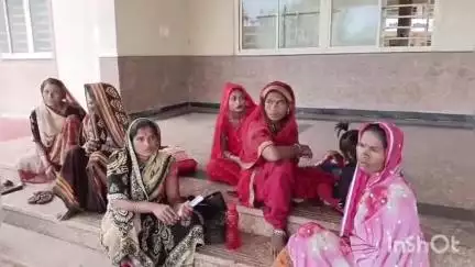अशोक नगर: मुंगावली के वार्ड नंबर-5 की आदिवासी महिलाओं को नहीं मिले सब्ज़ी के पैसे, कलेक्ट्रेट में महिलाओं ने दिया आवेदन
