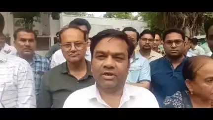 ललितपुर: उप्र.शि.सं. ने प्रदेश में बंद किए जा रहे विद्यालयों को लेकर कलेक्ट्रेट में प्रदर्शन किया, आंदोलन की चेतावनी दी