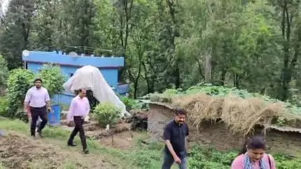 पौड़ी: फूलों और औषधीय पौधों से पौड़ी में संवर रहा स्वरोजगार का सपना