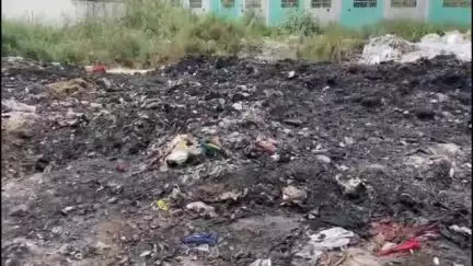 झज्जर: औद्योगिक कचरा बना परेशानी का सबब, खाली प्लॉट में डालकर लगाई जा रही आग
