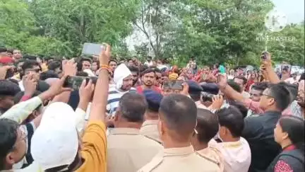 कोरबा: श्वेता अस्पताल की डॉक्टर को निलंबित करने की मांग,आक्रोशित लोगों ने किया चक्काजाम