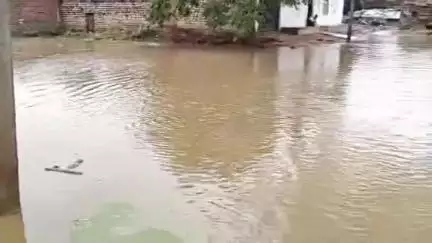कर्वी: चित्रकूट सरैया में तेज बारिश के बाद हरिजन बस्ती सहित कई जगह जलभराव, लोगों के घरों में जा रहा पानी #jansamasya