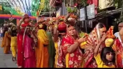 बिहार: रांची रोड स्थित देवी स्थान में 48 घंटे के अखंड कीर्तन की सफलता के लिए निकाली गई कलश शोभा यात्रा