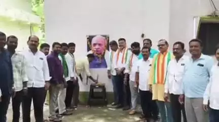 ఆర్మూర్: మాజీ ప్రధాని పీవీ నరసింహారావు జయంతిని ఆర్మూర్ లో నిర్వహించిన కాంగ్రెస్ పార్టీ నాయకులు