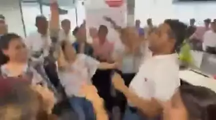 एयर इंडिया की AISATS ने अहमदाबाद विमान हादसे के 8 दिन बाद गुरुग्राम ऑफिस में पार्टी कर #AhmedabadPlanCrash #viralvideo #public