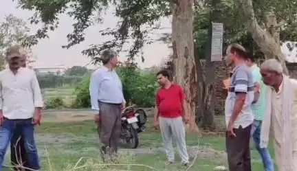 सगड़ी: जोकहरा में ग्रामीणों द्वारा विकास कार्यों में अनियमितता की शिकायत पर जांच करने पहुंची अधिकारियों की टीम, मचा हड़कंप