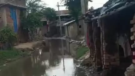 दरभंगा जिले के बहेरी प्रखंड के गंगदह में जल जमाव से आम जनता में महामारी फैलने का खतरा जनप्रतिनिधि से लेकर अधिकारी तक मौन