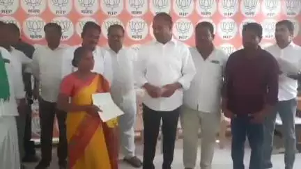 నిర్మల్: నిర్మల్ నియోజకవర్గంలోని 55 లబ్ధిదారులకు సీఎంఆర్ఎఫ్ చెక్కులను పంపిణీ చేసిన ఎమ్మెల్యే మహేశ్వర్ రెడ్డి