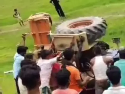 टेढ़ागाछ: टेढ़ागाछ-बहादुरगंज मुख्य सड़क पर ट्रैक्टर पलटा, चालक घायल