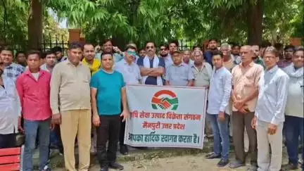 मैनपुरी: खाद बीज व्यापारियों को प्रशासन के द्वारा किए जा रहे परेशान के चलते मुख्यमंत्री के नाम डीएम को दिया ज्ञापन#Jansamasya