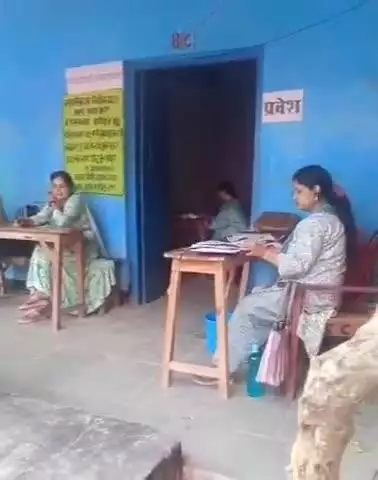एकमा: एकमा नगर पंचायत में शांतिपूर्ण ढंग से उपमुख पार्षद पद के लिए मतदान जारी
