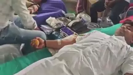 শান্তিপুর: শান্তিপুর থানার উদ্যোগে স্বেচ্ছায় রক্তদান শিবিরে রক্তদান করলেন শান্তিপুরের বিধায়ক ব্রজকিশোর গোস্বামী