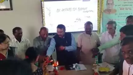 ಚಳ್ಳಕೆರೆ: ಸಾಹಿತ್ಯಭಿಮಾನಿಗಳಿಲ್ಲದೇ ಎಷ್ಟೋ ಅಮೂಲ್ಯ ಪುಸ್ತಕಗಳು ಮೂಲೆ ಸೇರಿವೆ: ಮುಷ್ಟಲಗುಮ್ಮಿ ಗ್ರಾಮದಲ್ಲಿ ಕಸಾಪ ಅಧ್ಯಕ್ಷ ವೀರಭದ್ರಸ್ವಾಮಿ ಕಳವಳ