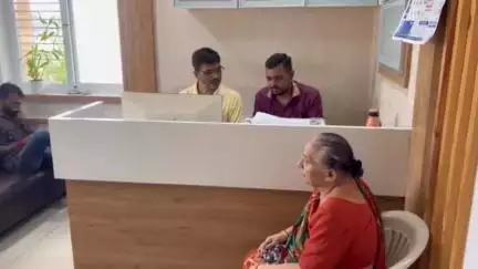 જામનગર શહેર: ધારાસભ્ય દિવ્યેશ અકબરી દ્વારા કાર્યાલય ખાતે આયુષ્યમાન વય વંદના કાર્ડ માટે કેમ્પ યોજાયો
