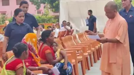 गोरखपुर: सीएम ने जनता दर्शन में महिला को भरोसा दिलाया, कहा- बिटिया का इलाज कराएंगे और आवास दिलाएंगे