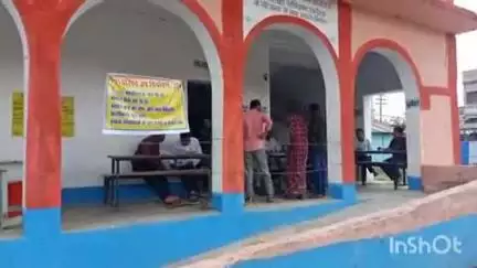फारबिसगंज: फारबिसगंज नगर परिषद क्षेत्र के वार्ड 15 में पार्षद पद के लिए उपचुनाव, मतदाता केंद्र का एसडीओ और डीएसपी ने किया निरीक्षण