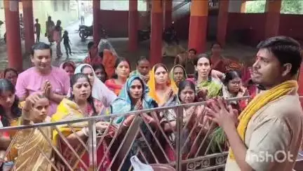 धनबाद/केंदुआडीह: विपदतारिणी पूजा के अवसर धनबाद के मंदिरों में महिलाओं ने पूजा अर्चना की