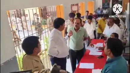 बक्सर: डीएम एवं एसपी ने मतदान केंद्रों का किया निरीक्षण, कहा- शांतिपूर्ण ढंग से हो रहा है मतदान