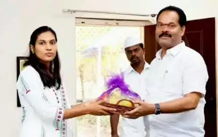 జహీరాబాద్: జిల్లా కలెక్టర్‌ను మర్యాదపూర్వకంగా కలిసిన మున్సిపల్ కమిషనర్ సుభాష్ రావు దేశముఖ్