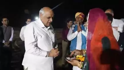 ભુજ: "આજે ઉદ્યોગો અને પ્રવાસનના લીધે આ વિસ્તારમાંથી સ્થળાંતર અટક્યું છે", બોર્ડર પર મધરાત્રે પહેલા ગામમાં ખાટલે બેઠા CM