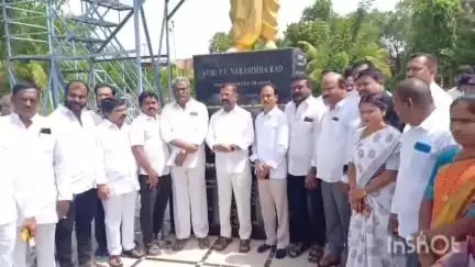 మాజీ ప్రధాని పీవీ జయంతి సందర్భంగా  ఆర్టీసీ బస్టాండ్ కూడలి వద్ద ఉన్న ఆయన విగ్రహానికి నివాళులర్పించిన ఎమ్మెల్యే రాజేందర్‌ రెడ్డి