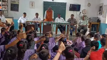 જેતપુર પાવી: રાયપુર ગામે આવેલ આશ્રમશાળાની અચાનક સાંસદે મુલાકાત કરી, બાળકો સાથે વાર્તાલાપ કર્યો.