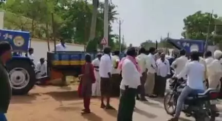 పట్టణంలో పొగాకు రైతుల ఆందోళన