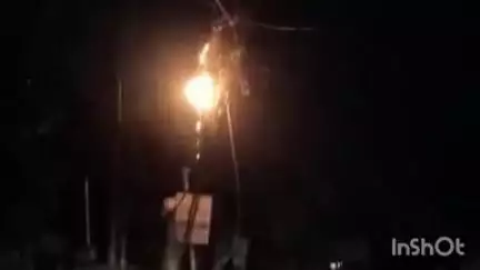बहराइच: स्टेडियम के पास भीषण गर्मी में ओवरलोड से बिजली का तार दगा, धू-धू कर जला, अग्निशमन यंत्र से आग बुझाने का प्रयास
