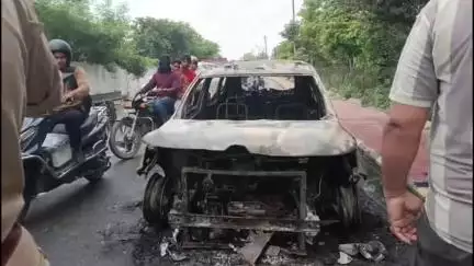 मथुरा: धोली प्याऊ: कैबिनेट मंत्री के आवास के नजदीक शॉर्ट सर्किट से कार में लगी भीषण आग, मामा-भांजे बाल-बाल बचे