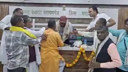 नारायणगंज: जनपद पंचायत नारायणगंज के CEO गौरीशंकर डहरिया को सेवानिवृत्त होने पर जनपद पंचायत सभाकक्ष में दी गई विदाई