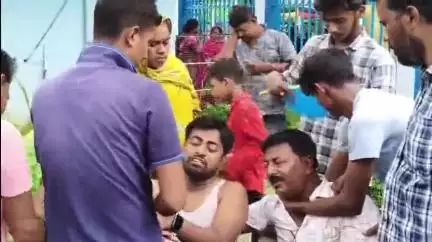 ডোমকল: ডোমকলের ভাতশালাই বাইক থেকে ছিটকে পড়ে মৃত্যু মায়ের, চোখের সামনে মায়ের মৃত্যু মেনে নিতে পারছেনা ছেলে