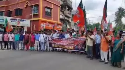 বালুরঘাট: রাজ্যে ফের কলেজ ছাত্রী ধর্ষিত হয়েছে, বালুরঘাটে টায়ার জ্বালিয়ে রাস্তা অবরোধ BJP-র; বাধা দেওয়ার চেষ্টা পুলিশের