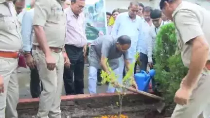 માંડવી: તળાદ વિભાગ હાઈસ્કૂલ ખાતે વન, પર્યાવરણ રાજ્યમંત્રી મુકેશભાઈ પટેલે ધો.૯ અને ૧૧ ના ૧૫૨ વિદ્યાર્થીઓને શાળાપ્રવેશ કરાવ્યો