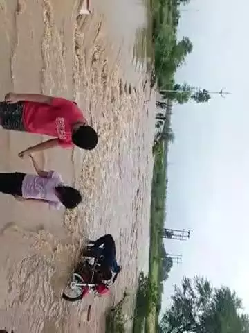 आज दिनांक 27और 28 की रात मे इतनी मूसलादा वारिश हुई की कई गावों का टुटा संपर्क