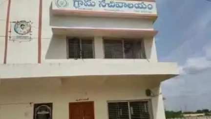 కమలాపురం: కమలాపురం :టీ.చదిపిరాళ్ళలో సమయానికి తెరుచుకోని సచివాలయం... స్పందించిన ఎంపీడీవో గౌస్ బాషా