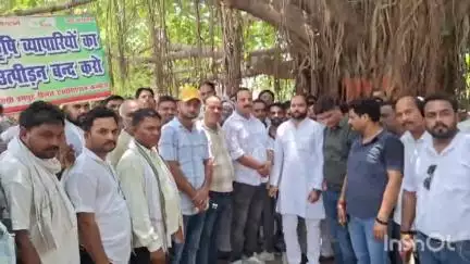 कन्नौज: कलेक्ट्रेट में दर्जनों कृषि व्यापारियों ने 3 सूत्रीय मांगों को लेकर किया प्रदर्शन, डीएम को सौंपा ज्ञापन