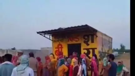 हिसार: मदनहेड़ी में जलघर के पास शराब ठेके का विरोध, महिलाओं ने सड़क पर बोतलें फेंकी, ठेका संचालक पर कार्रवाई की मांग