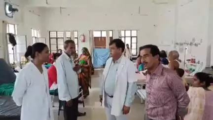 मऊ: जिला अस्पताल में चिकित्सा अधिकारी ने किया औचक निरीक्षण, लापरवाही पर भड़के और लगाई फटकार