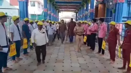 திருவள்ளூர்: ஆலயங்களில் பனை ஓலை பயன்பாடு குறித்து பரிசீலிக்கப்படும் - பெரியபாளையம் பவானிஅம்மன் திருக்கோவிலில் ஆட்சியர் பிரதாப் பேட்டி